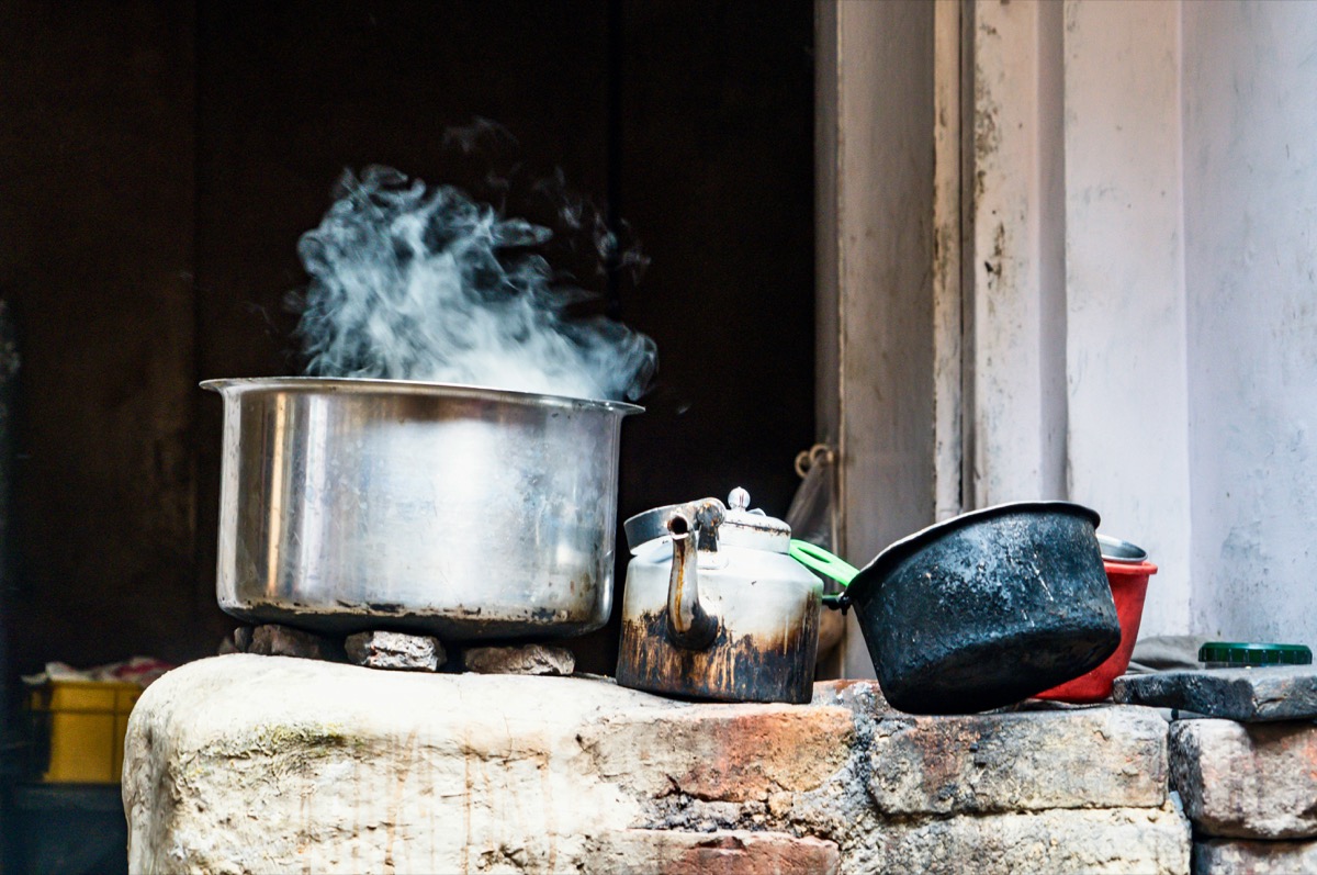 Cuisine traditionnelle mijotant sur le feu